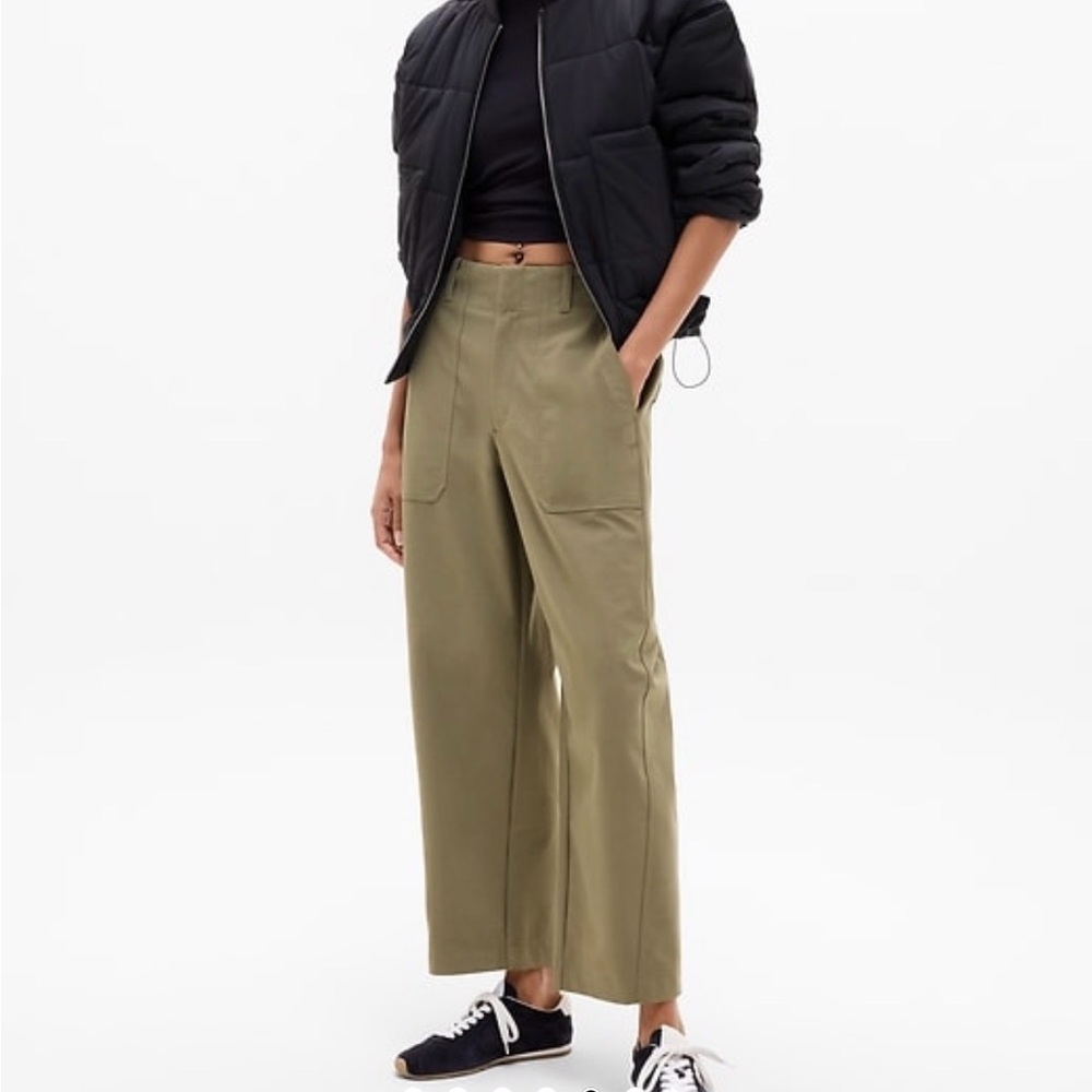 Athleta Skyline High Rise Barrel leg pants in Olive Branch green size 12 NWT 🫒